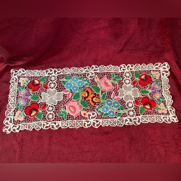RARE FIND! Elaborately embroidered Kalocsa, Hungary Vintage Table Set - Picture 2 of 11